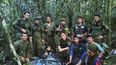 En esta foto difundida por la Oficina de Prensa de las Fuerzas Armadas de Colombia, soldados e indígenas posan con los cuatro hermanos que llevaban 40 días desaparecidos en la selva de Solano, estado de Caquetá, Colombia, el viernes 9 de junio de 2023.