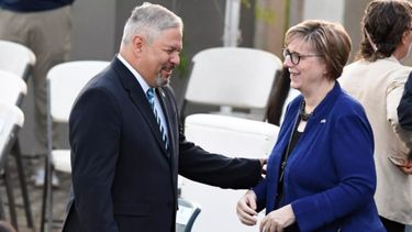 El canciller de Honduras Enrique Reina (izq.) conversa con la embajadora de Estados Unidos Laura Dogu durante el acto de apertura de las fiestas de la independencia de Centroamérica en Tegucigalpa, el 1 de septiembre de 2024