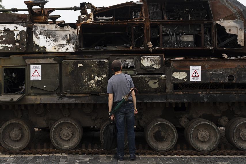 Un hombre observa un tanque ruso destruido exhibido afuera del Monasterio de San Miguel de las Cúpulas Doradas, en Kiev, Ucrania, el 5 de julio de 2023.&nbsp;