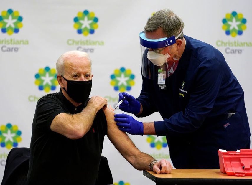 El presidente electo Joe Biden recibe la segunda dosis de la vacuna contra el coronavirus en el Hospital Christiana en Newark, Delaware, el lunes 11 de enero de 2021.&nbsp;
