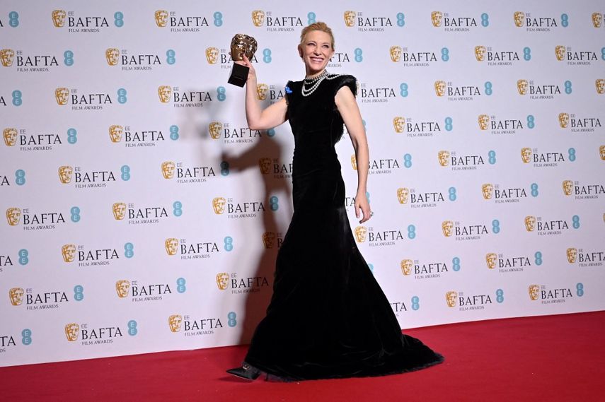 La actriz estadounidense-australiana Cate Blanchett posa con el premio a la Mejor actriz principal por su papel en Tar durante la ceremonia de entrega de los premios BAFTA de la Academia Británica de Cine en el Royal Festival Hall, Southbank Centre, en Londres, el 19 de febrero de 2023. Hollywood brilló en la alfombra roja.