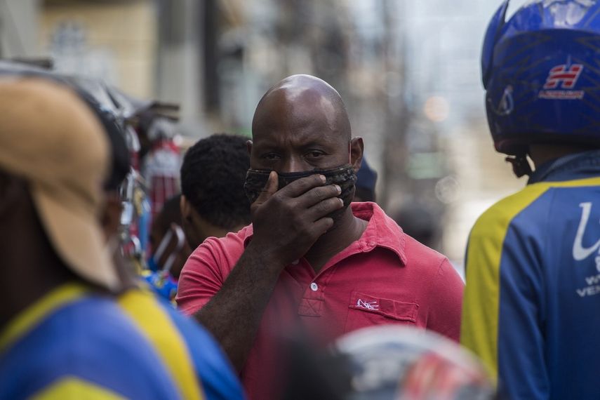 Un hombre se cubre la boca con una mascarilla mientras camina por Santo Domingo, en República Dominicana, el 30 de marzo de 2020.