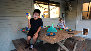 Byron Xol (izq) juega con Desmond Sewell en una casa de Buda, Texas, mientras le festejan su noveno cumplea&ntilde;os el 24 de jnio del 2019. Los padres de Desmond, Matthew y Holly Sewell, le dieron albergue al ni&ntilde;o guatemalteco mientras los tribunales deciden si aceptan el pedido de asilo del padre de Byron o env&iacute;an al muchacho de vuelta a Guatemala. Byron y su padre fueron pillados tras ingresar a EEUU. El padre fue deportado el a&ntilde;o pasado y Byron permanece en EEUU.&nbsp;