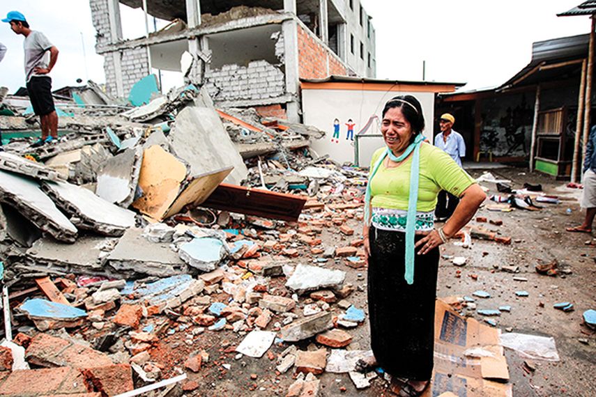 Una mujer observa los escombros de su casa en Pedernales, una ciudad turística que es hoy el epicentro de la tragedia. (FOTOS EFE)