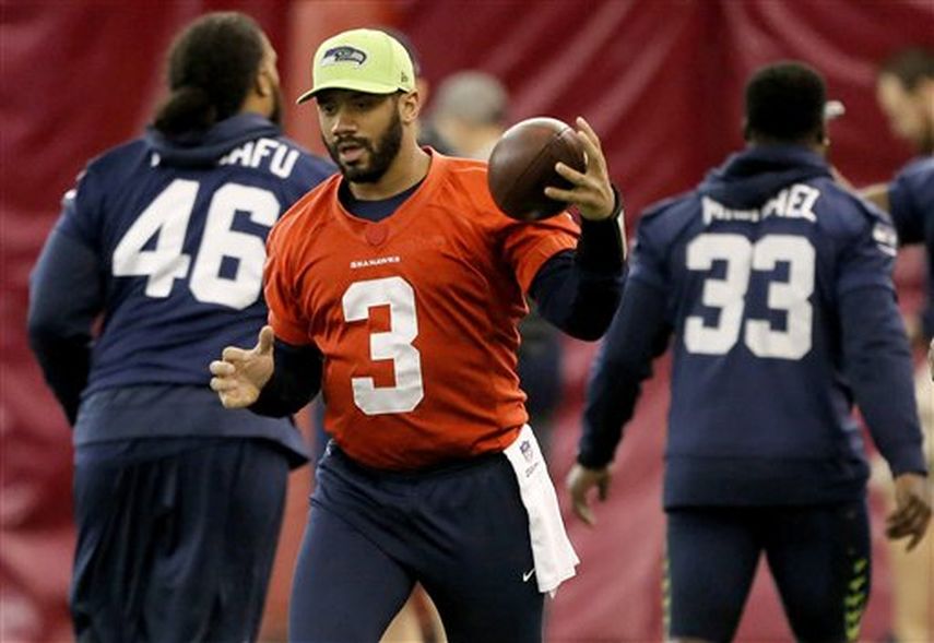 Russell Wilson (3) apenas tiene 26 años y la experiencia de ganar un evento como el Super Bowl. (AP)