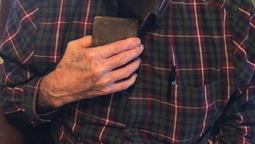 El nuevo propietario de la Biblia de bolsillo de 1881, encontrada en Florida, ha recuperado con ella una parte de su memoria familiar.