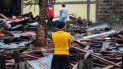 Un hombre observa su casa dañada después del paso del huracán Iota, en Bilwi, Puerto Cabezas, Nicaragua, el 17 de noviembre de 2020. Un hombre observa su casa dañada después del paso del huracán Iota, en Bilwi, Puerto Cabezas, Nicaragua, el 17 de noviembre de 2020.