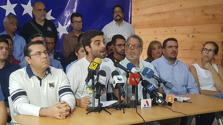 Juan Andrés Mejía indicó que lo que se ha observado en esta jornada electoral es el vacío total en los centros y aseguró que en el 85 % de ellos hubo puntos rojos (carpas de proselitismo político) a menos de 900 metros.