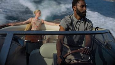 En esta imagen difundida por Warner Bros. Entertainment, Elizabeth Debicki, a la izquierda, y John David Washington en una escena de Tenet. La pel&iacute;cula llegar&aacute; a los Estados Unidos en septiembre.&nbsp;