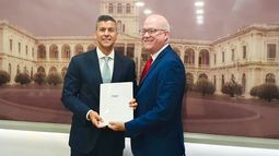 El presidente de Paraguay, Santiago Peña, y el secretario de la ARC, Orlando Gutiérrez-Boronat.