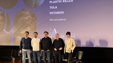 Santiago Requejo, director de Votamos; Álvaro Carmona, director de El Tratamiento; José Pozo, director de Plastic Killer, Fernando Méndez-Leite, director de la Academia de Cine, y Beatriz de Silva, directora de Tula. Cuatros directores de cortometrajes españoles optan a entrar el próximo 24 de enero a las nominaciones de los Óscar.
