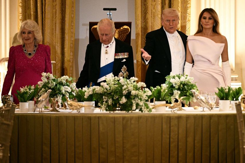 El presidente de EEUU, Donald Trump, y la primera dama Melania Trump reciben al rey Carlos III y a la reina Camila de Gran Bretaña durante una cena de estado en el Salón Este de la Casa Blanca en Washington, DC, el 28 de abril de 2026.