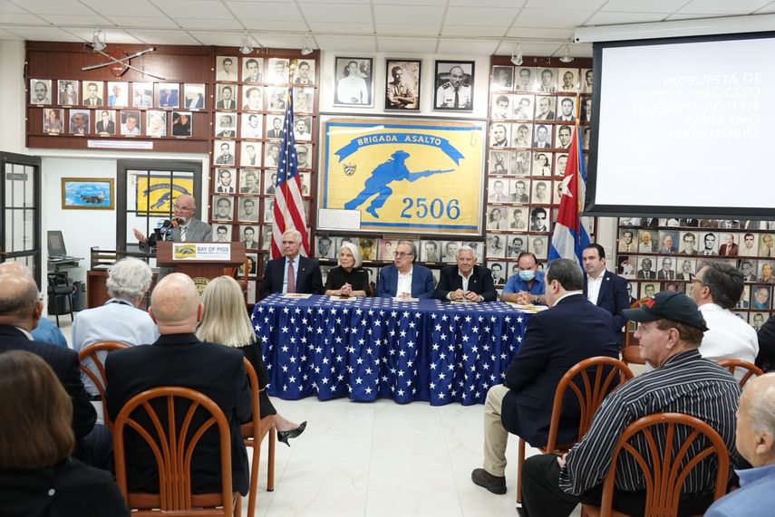 Proponen plazo de 24 meses para transición democrática en Cuba