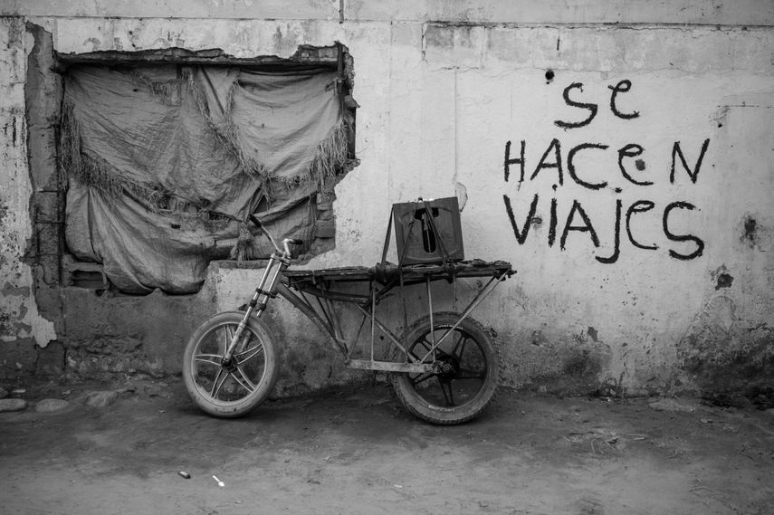 Una bicicleta modificada y acondicionada para transportar bultos se ve junto a un cartel que dice Hacemos viajes, referido al transporte de compras a Venezuela a través de las llamadas trochas&nbsp;