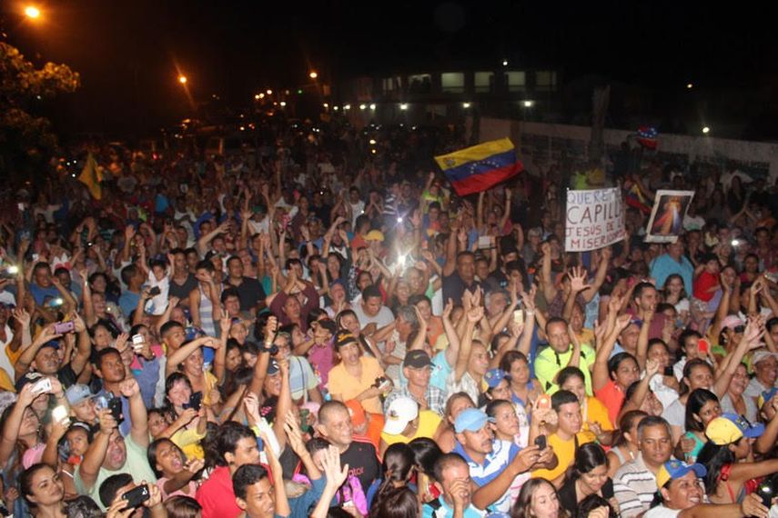 Capriles: “habrá  que cambiar el gobierno pero no es volviéndose  locos. Los cambios en Venezuela tienen que ser dentro de la Constitución. Debemos tener claro que vamos a votar para elegir diputados comprometidos con el cambio, y ese cambio tiene que