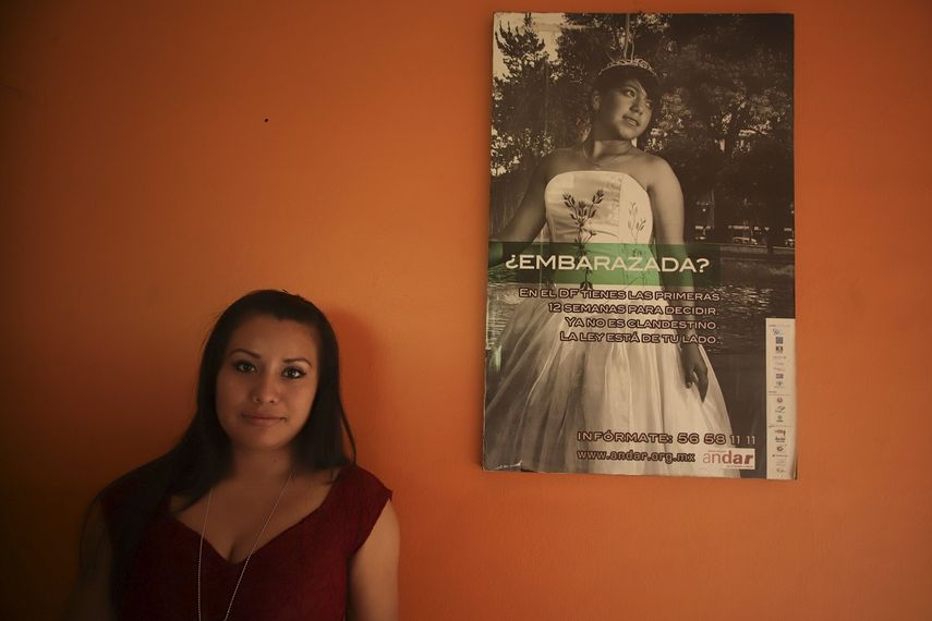 Evelyn Beatriz Hernández, una salvadoreña de 21 años que originalmente fue sentenciada a 30 años de prisión por homicidio agravado después de sufrir un aborto involuntario en 2016, posa para fotos mientras se reúne con periodistas dos días después de su absolución en un nuevo juicio en las oficinas del Colectivo Feminista en San Salvador, El Salvador.