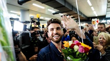 El cantante holandés Duncan Laurence fue recibido por cientos de admiradores a su llegada al aeropuerto de Schiphol, en la capital holandesa.