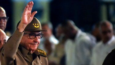 El dictador cubano Raúl Castro saluda durante un evento partidario en Santiago de Cuba.