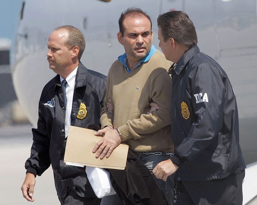 El exl&iacute;der paramilitar colombiano Salvador Mancuso (centro), deportado por Colombia a EEUU&nbsp;el 13 de mayo del 2008.