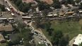 Vista del momento en que son evacuados los niños de la escuela North Park en San Bernardino, al este de Los Ángeles, California.
