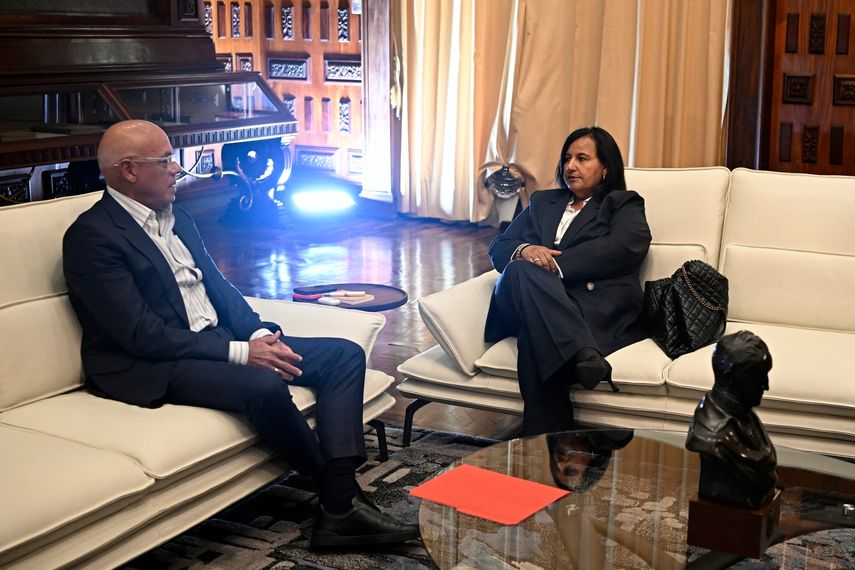 EEUU promovió la reunión entre el presidente del Parlamento, Jorge Rodríguez (izq.), y la opositora Dinorah Figuera en la Asamblea Nacional en Caracas, el 18 de junio de 2026.
