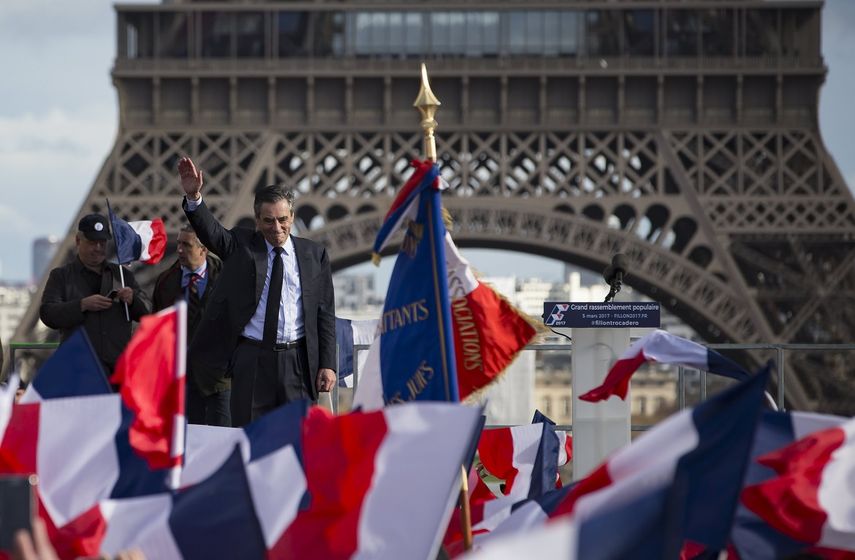 Unas 200.000 personas acudieron al llamamiento de apoyo a Fillon cerca de la Torre Eiffel, según los organizadores, aunque la emisora BFMTV los cifró en entre 35.000 y 40.000, citando fuentes de la policía.