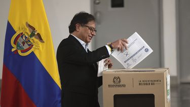 El presidente colombiano Gustavo Petro vota en las elecciones locales y regionales en Bogotá, Colombia, el domingo 29 de octubre de 2023. El documental Petro, del estadounidense Sean Mattison retrata el ascenso del líder político.