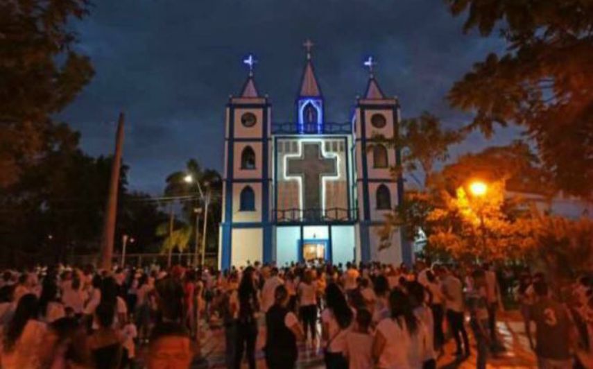 Las exequias estuvieron antecedidas de una manifestación en memoria de las víctimas que realizaron decenas de habitantes del poblado pesquero, quienes, vestidos de blanco y portando velas, se concentraron en una iglesia de Güiria y luego caminaron hasta el puerto donde estaban los cuerpos de los pasajeros. Al menos 21 migrantes venezolanos perdieron la vida en un naufragio cuando salieron de Venezuela a Trinidad y Tobago.