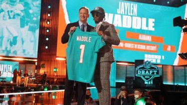 Jaylen Waddle tras ser seleccionado con la sexta selección por los Dolphins durante la primera ronda del Draft de la NFL de 2021