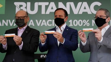 El director del Instituto Butantan, Dimas Covas, el gobernador de Sao Paulo Joao Doria y el secretario de Salud de Sao Paulo, Jean Gorinchteyn, posan con la vacuna ButanVac candidata contra Covid-19, en el Instituto Butantan, en Sao Paulo, Brasil, el 26 de marzo de 2021. La vacuna brasileña ButanVac solicitará autorización a la Agencia Nacional de Vigilancia Sanitaria (Anvisa) para iniciar los ensayos clínicos de las fases 1 y 2 en humanos, que involucren a 1.8 mil voluntarios. La investigación comenzó el 26 de marzo de 2020 y el objetivo de producción es comenzar en mayo y entregar 40 millones de dosis a partir de julio de 2021.