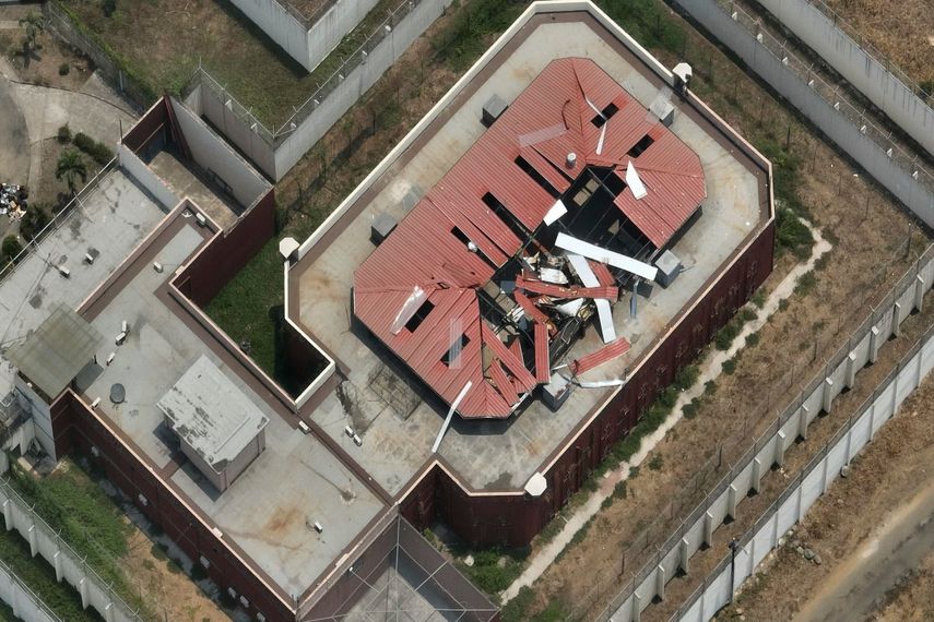 Vista aérea de la cárcel de máxima seguridad conocida como La Roca muestran el daño que sufrió parte del techo luego que las autoridades hicieran la explosión controlada de un dron cargado de explosivos que iba a ser usado para un atentado.
