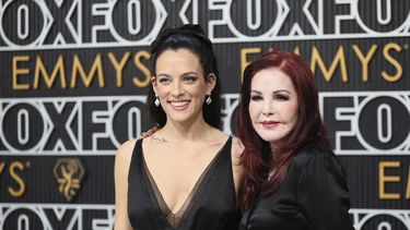 Riley Keough y Priscilla Presley posan para un retrato en la alfombra roja en la 75a edición de los Premios Emmy el lunes 15 de enero de 2024 en el Peacock Theatre de Los Ángeles.&nbsp;