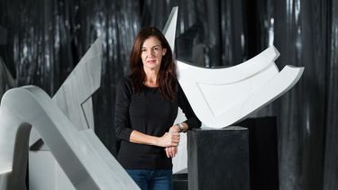 La escultora costarricense Ingrid Rudelman.