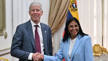 El secretario de Energía de Estados Unidos, Chris Wright (izq.), estrecha la mano de la cabecilla del régimen chavista, Delcy Rodríguez, antes de una reunión en el Palacio Presidencial de Miraflores en Caracas el 11 de febrero de 2026.