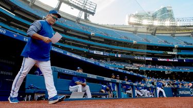 El entonces manager de los Azulejos de Toronto, John Gibbons, entra en el terreno para entregar las alineaciones de un juego ante los Astros de Houston, el 26 de septiembre de 2018. 