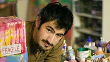 El artista Franck de las Mercedes posa en 2006 junto a las Peace Boxes.&nbsp;