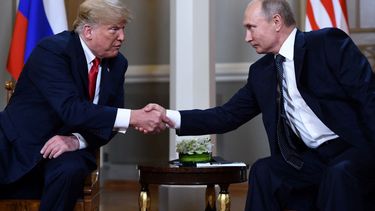 El presidente de Estados Unidos Donald J. Trump en esta foto de julio de 2018 saluda a su homólogo ruso Vladimir Putin.