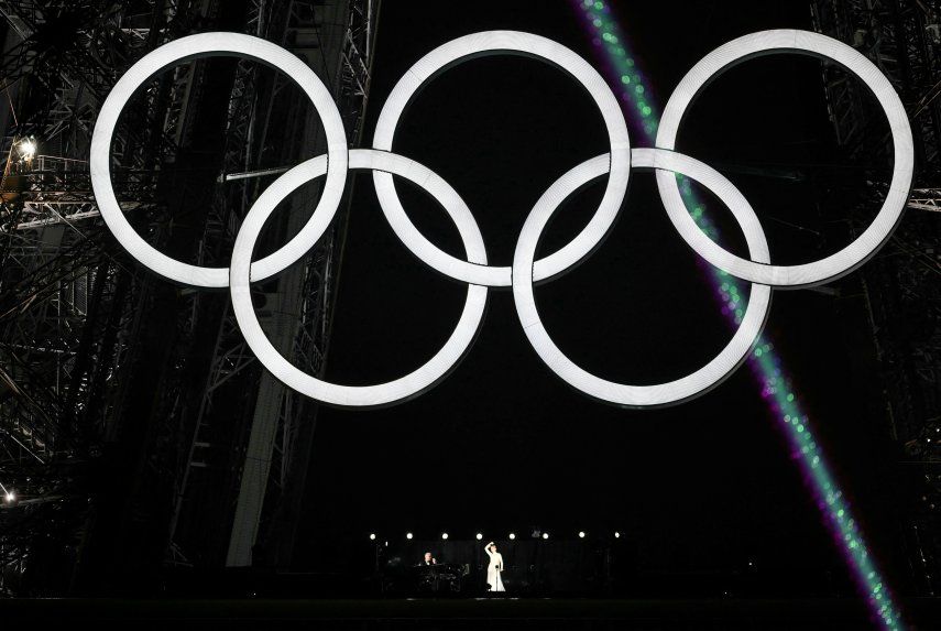 La cantante canadiense Celine Dion actúa en la Torre Eiffel durante la ceremonia de apertura de los Juegos Olímpicos de París 2024 el 26 de julio de 2024.