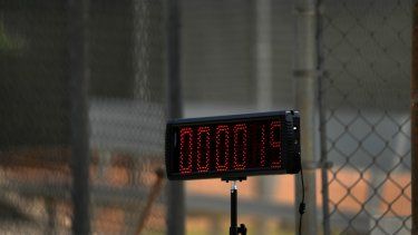 Un reloj de pitcheo se aprecia junto a la sede de una práctica de bateo de los Marlins de Miami en Jupiter, Florida, el 19 de febrero de 2023. Las nuevas reglas de la MLB evita que un lanzador dure un determinado tiempo para ejecutar el pitcheo