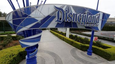 En esta fotografía tomada el miércoles 18 de marzo de 2020, se muestra una de las entradas al complejo Disneyland Resort, en Anaheim, California.&nbsp;