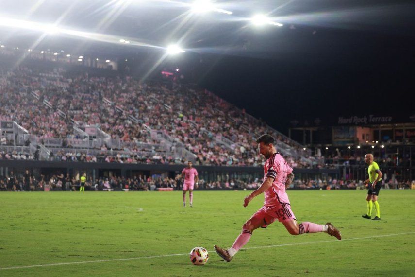 Lionel Messi, del Inter Miami, patea el balón durante la primera mitad de un juego contra el Atlanta United, el 25 de octubre de 2024.