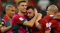 El astro de Portugal, Cristiano Ronaldo, felicita a su compañero Bruno Fernandes luego de la victoria de los lusitanos en su choque contra Uruguay en la fase de grupos del Mundial de Catar.