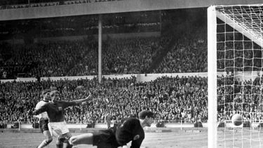 El goleador histórico del Liverpool, Roger Hunt al momento de celebrar la anotación de Geoff Hurst en la final de la Copa del Mundo 1966