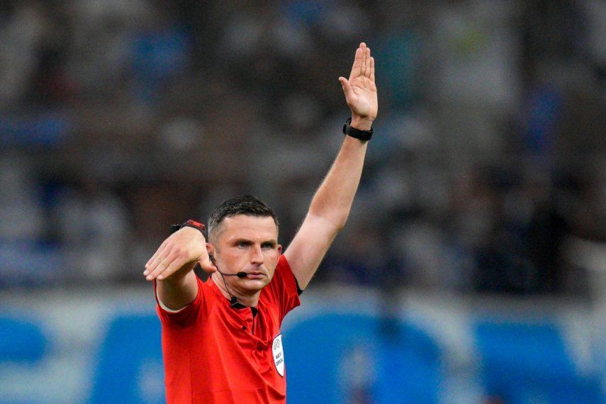 El árbitro Michael Oliver da direcciones en el encuentro de la Liga de Campeones entre el Marsella y el Panathinaikos, el martes 15 de agosto del 2023.