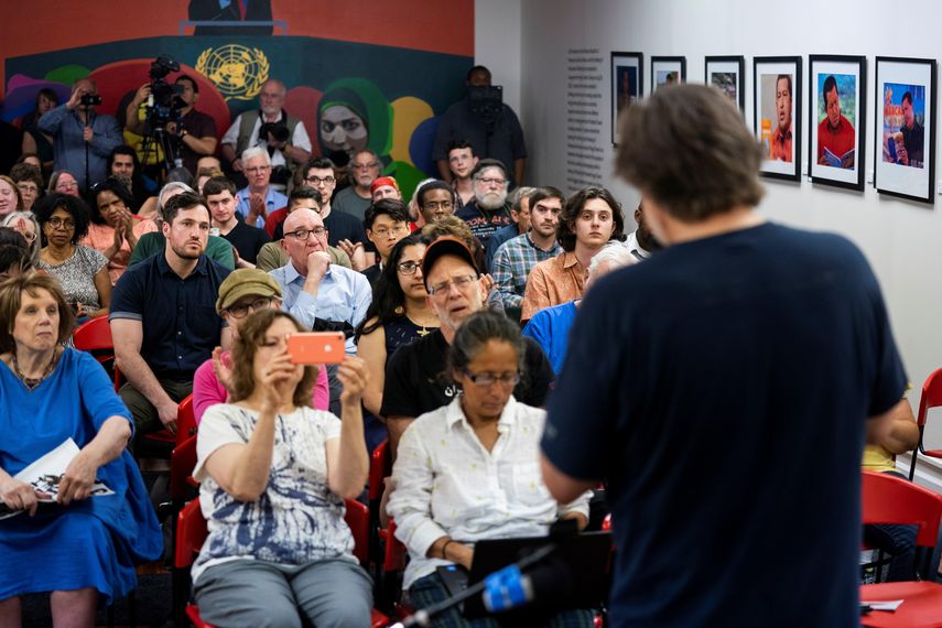 Activistas que se llaman a sí mismos Colectivo de Protección Civil de la Embajada, se oponen a la entrega&nbsp; de edificios diplomáticos a los funcionarios designados por el presidente encargado Juan Guaidó.
