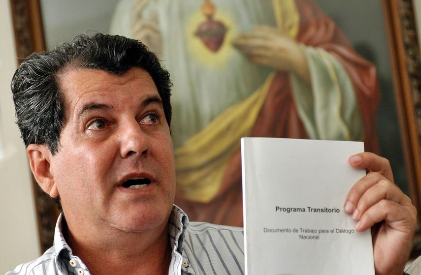 Oswaldo Payá muestra una copia del Programa Transitorio, documento de trabajo para el diálogo nacional, que presentó en 1995.