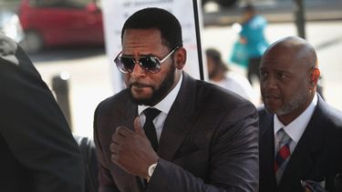 En esta foto de archivo, el cantante R. Kelly llega al edificio de los Tribunales Criminales de Leighton para una audiencia el 26 de junio de 2019 en Chicago, Illinois.&nbsp;