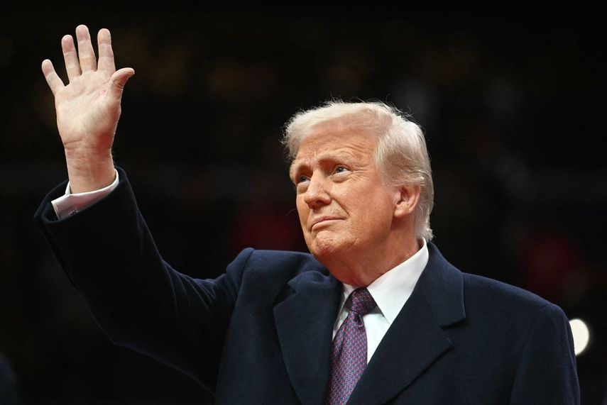 El presidente de Estados Unidos, Donald Trump, saluda al llegar al desfile inaugural dentro del Capitol One Arena en Washington, DC, el 20 de enero de 2025.&nbsp;