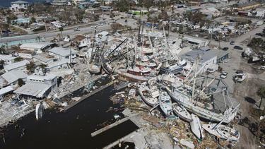 Barcos camaroneros yacen sobre lo que era un parque de casas móviles, tras el paso del huracán Ian, en la isla de San Carlos, en Fort Myers Beach, Florida, el 7 de octubre de 2022.&nbsp;