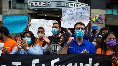 Activistas de la oposición realizan una protesta contra el fraude electoral que intenta llevar adelante el régimen de Nicolás Maduro.
